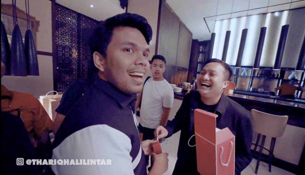 momen Thariq kasih hadiah perhiasan ke Fuji dan Oma Gala (youtube.com/thariqhalilintar)