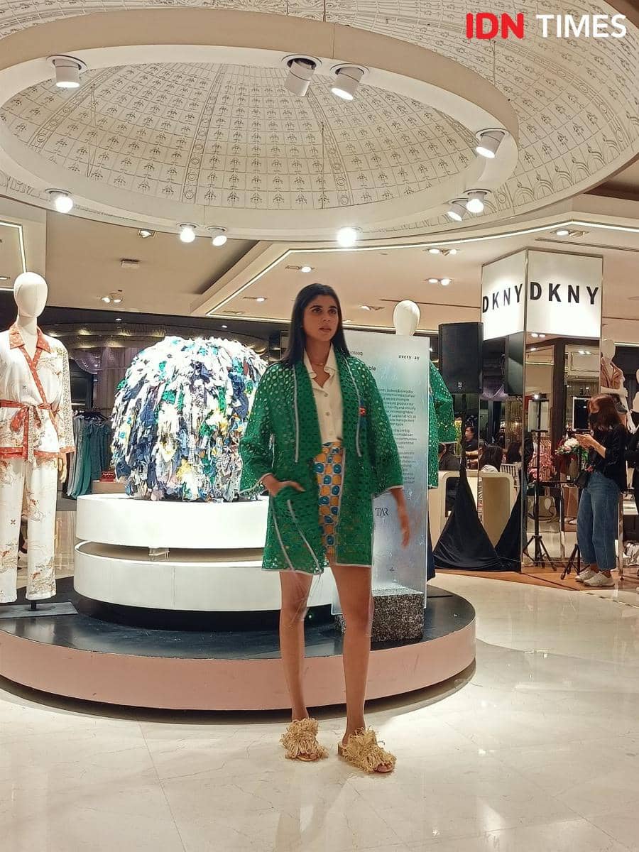Koleksi musim panas everyday dalam Exclusive Trunk Show & Fashion Installation di Galeries Lafayette, Pacific Place, 1st floor. 20 Juli 2022. (IDN Times/M. Tarmizi Murdianto)