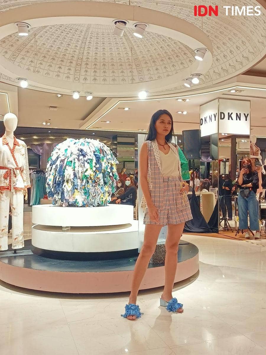 Koleksi musim panas everyday dalam Exclusive Trunk Show & Fashion Installation di Galeries Lafayette, Pacific Place, 1st floor. 20 Juli 2022. (IDN Times/M. Tarmizi Murdianto)