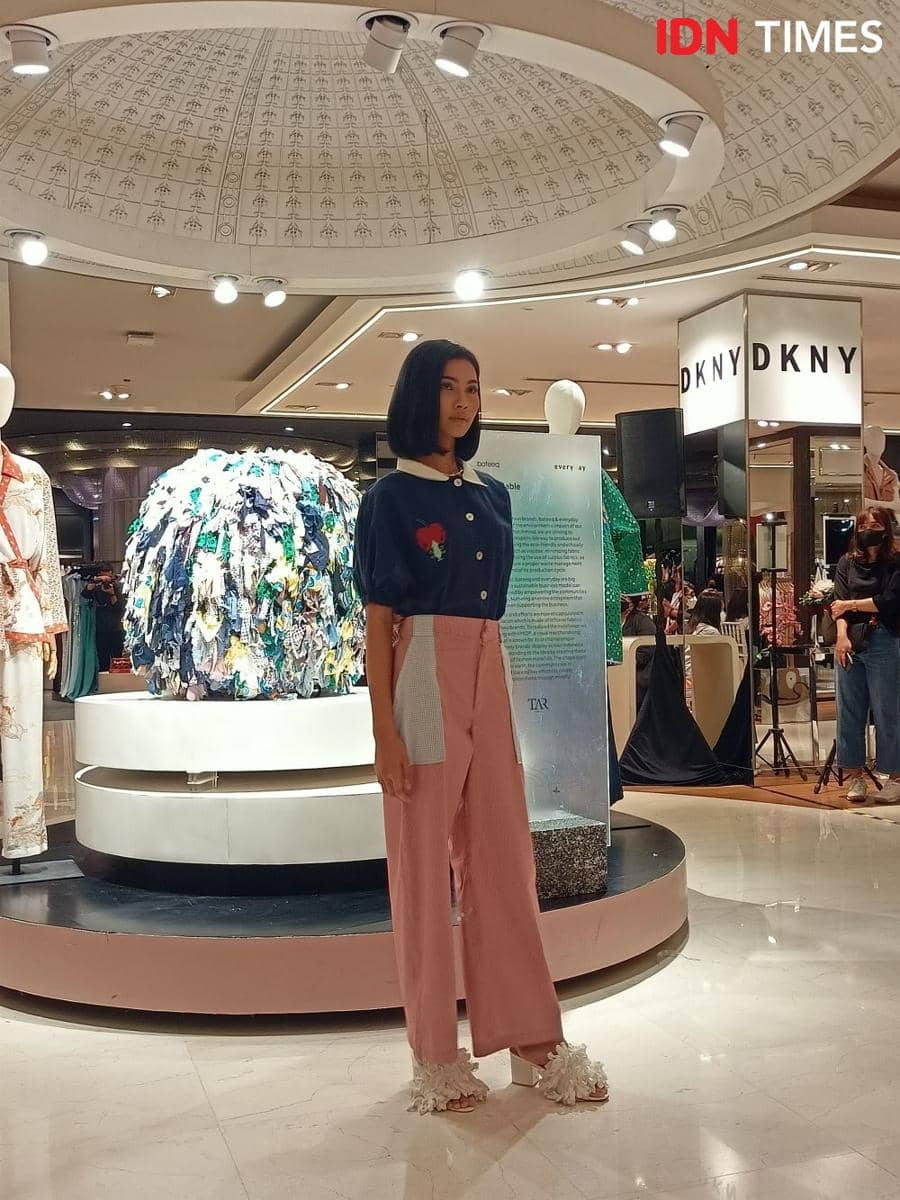 Koleksi musim panas everyday dalam Exclusive Trunk Show & Fashion Installation di Galeries Lafayette, Pacific Place, 1st floor. 20 Juli 2022. (IDN Times/M. Tarmizi Murdianto)