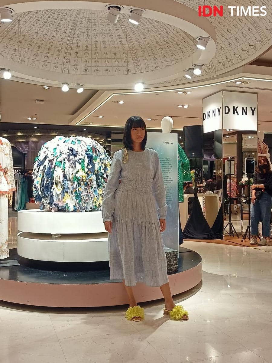 Koleksi musim panas everyday dalam Exclusive Trunk Show & Fashion Installation di Galeries Lafayette, Pacific Place, 1st floor. 20 Juli 2022. (IDN Times/M. Tarmizi Murdianto)