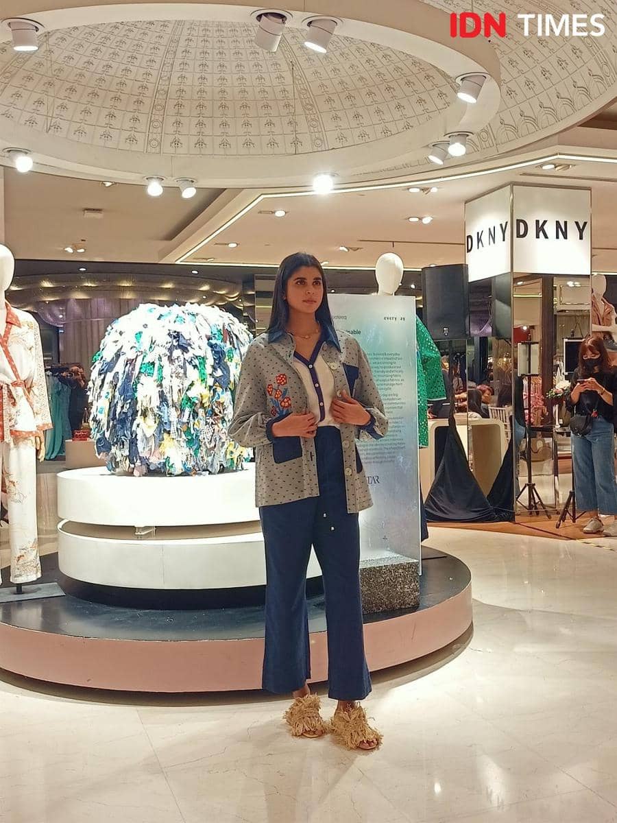 Koleksi musim panas everyday dalam Exclusive Trunk Show & Fashion Installation di Galeries Lafayette, Pacific Place, 1st floor. 20 Juli 2022. (IDN Times/M. Tarmizi Murdianto)