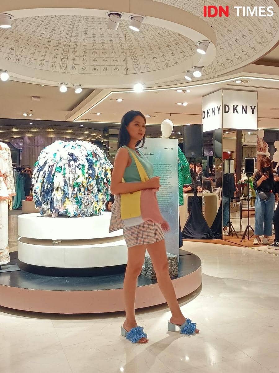 Koleksi musim panas everyday dalam Exclusive Trunk Show & Fashion Installation di Galeries Lafayette, Pacific Place, 1st floor. 20 Juli 2022. (IDN Times/M. Tarmizi Murdianto)