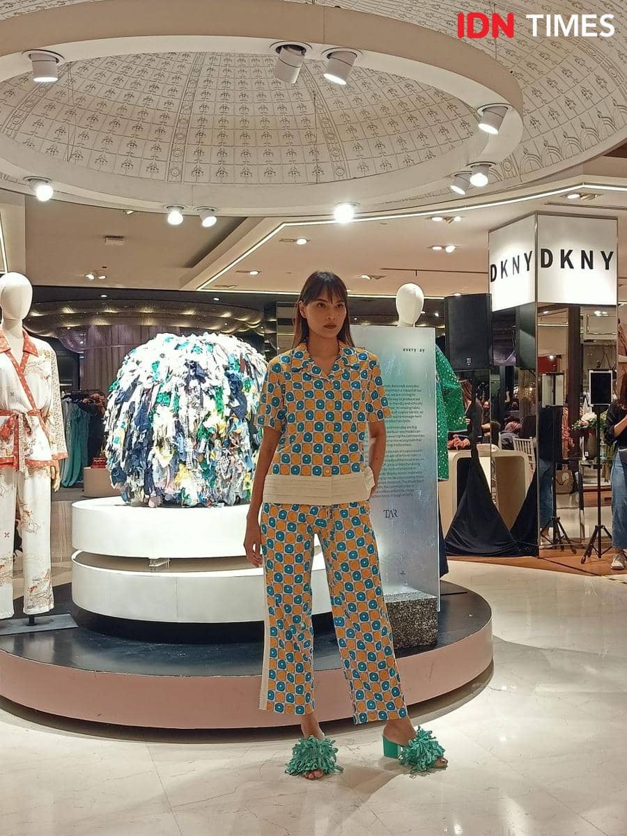 Koleksi musim panas everyday dalam Exclusive Trunk Show & Fashion Installation di Galeries Lafayette, Pacific Place, 1st floor. 20 Juli 2022. (IDN Times/M. Tarmizi Murdianto)