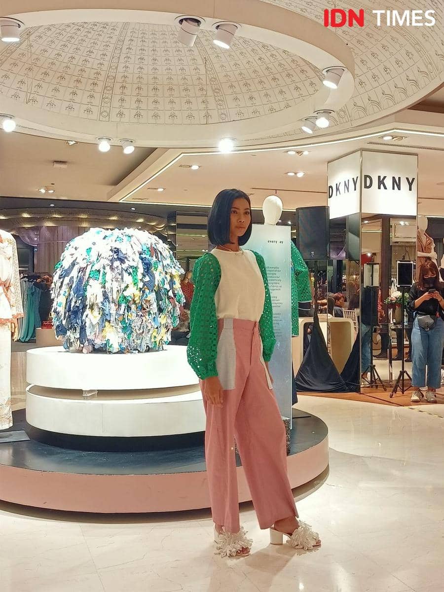Koleksi musim panas everyday dalam Exclusive Trunk Show & Fashion Installation di Galeries Lafayette, Pacific Place, 1st floor. 20 Juli 2022. (IDN Times/M. Tarmizi Murdianto)