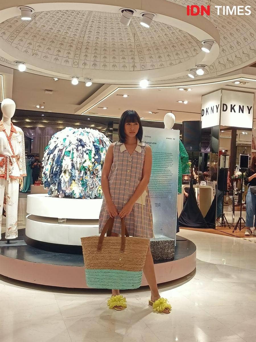 Koleksi musim panas everyday dalam Exclusive Trunk Show & Fashion Installation di Galeries Lafayette, Pacific Place, 1st floor. 20 Juli 2022. (IDN Times/M. Tarmizi Murdianto)