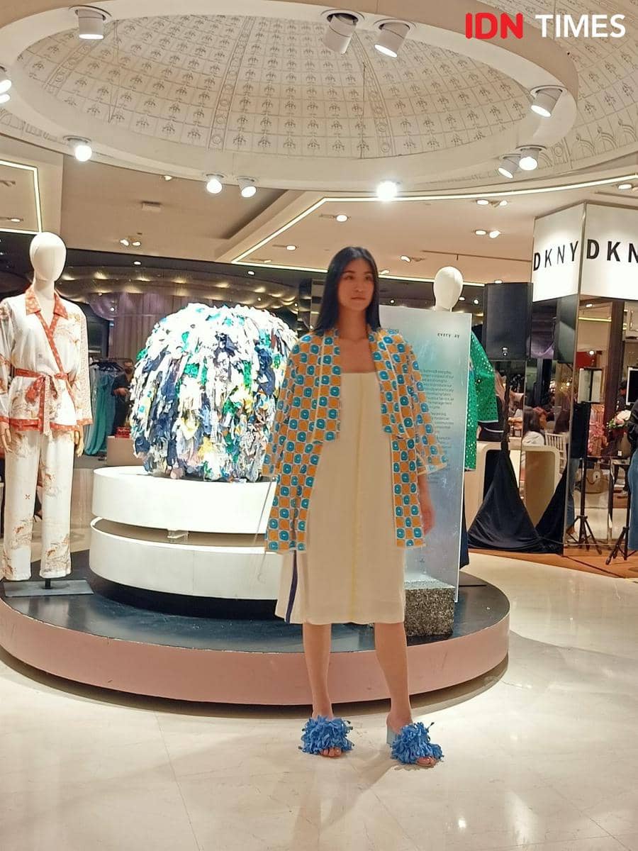 Koleksi musim panas everyday dalam Exclusive Trunk Show & Fashion Installation di Galeries Lafayette, Pacific Place, 1st floor. 20 Juli 2022. (IDN Times/M. Tarmizi Murdianto)