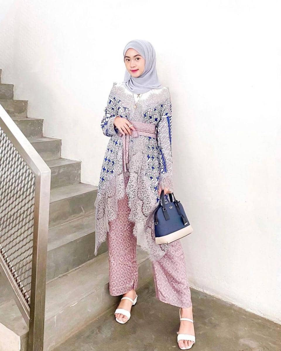 kebaya two tones (instagram.com/kekeastari)