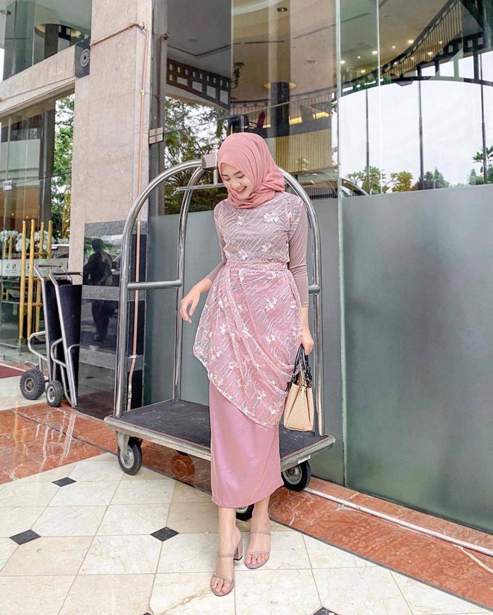 kebaya pink pastel (instagram.com/itsbellefirst)