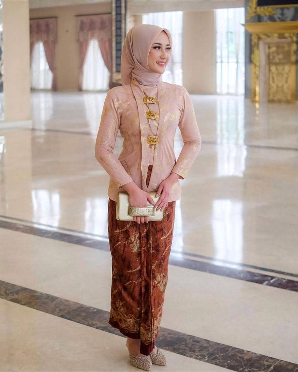 kebaya two tones (instagram.com/kekeastari)