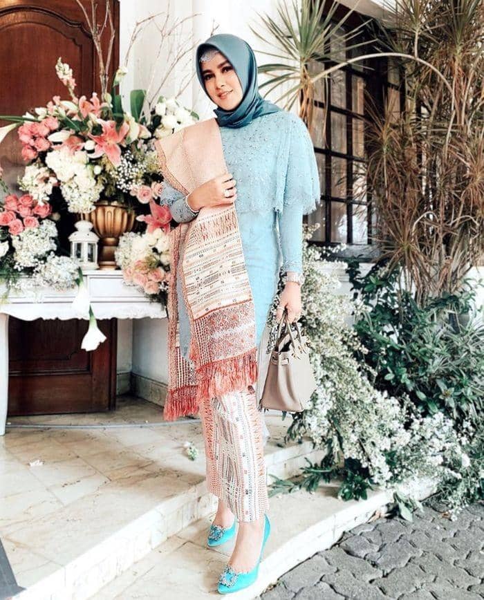 kebaya two tones (instagram.com/ollaramlan)