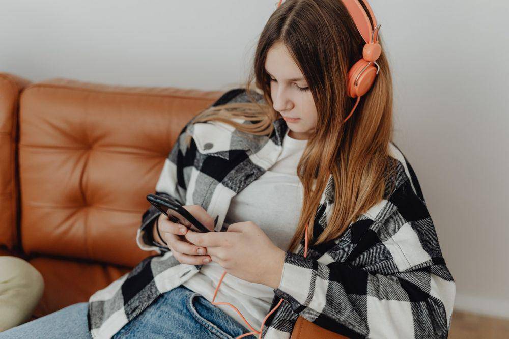 ilustrasi mendengarkan musik (pexels.com/Karolina Grabowska)
