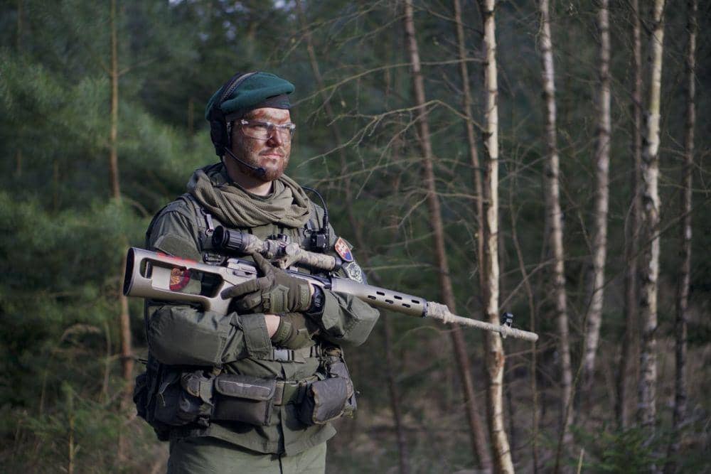 Ilustrasi orang yang membawa senjata. (Unsplash.com/Kony)