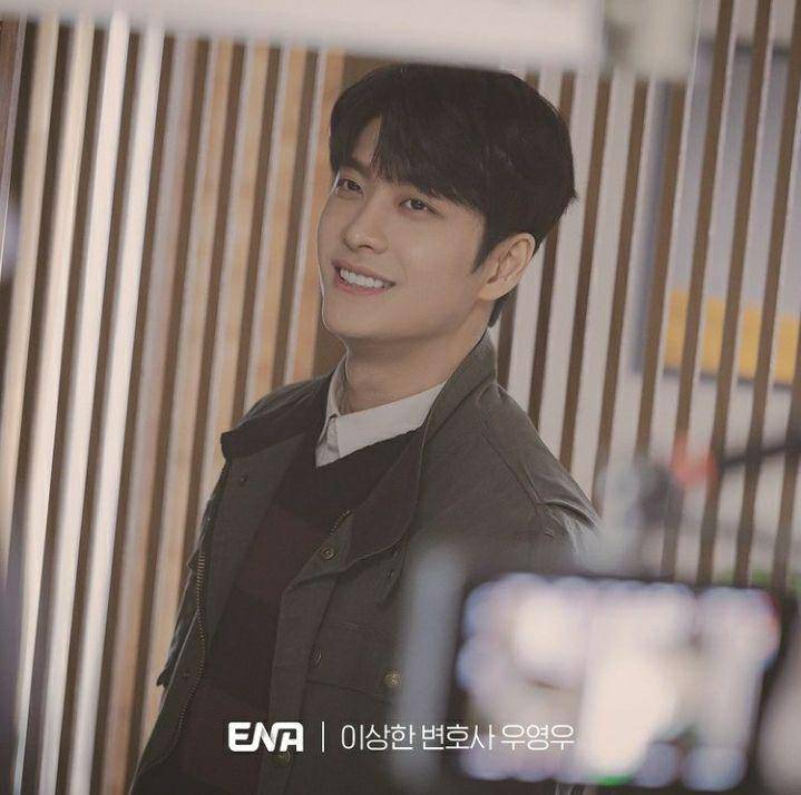 potret Kang Tae Oh saat syuting Extraordinary Attorney Woo (instagram.com/channel.ena.d)