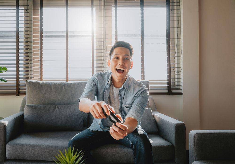 Ilustrasi seorang pria tengah bermain game. (ShutterStock/interstid)
