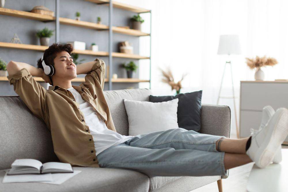 Ilustrasi menikmati waktu senggang. (ShutterStock/Prostock-studio)