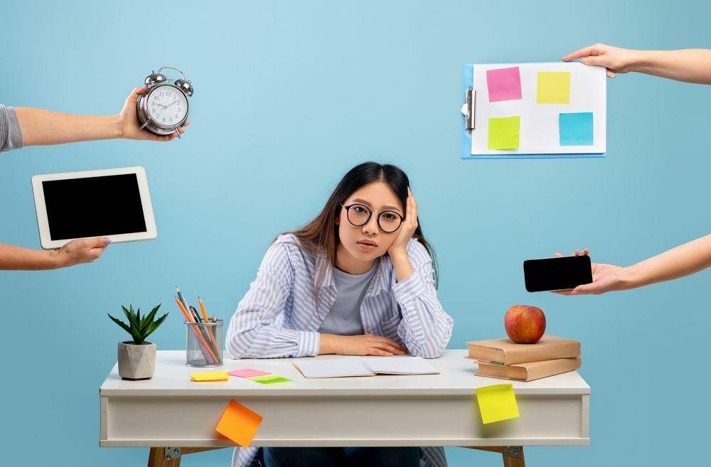 Ilustrasi kelelahan akibat beban pekerjaan. (ShutterStock/Prostock-studio)