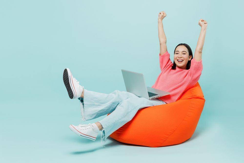 Ilustrasi seorang perempuan tengah bekerja. (ShutterStock/ViDIStudio)