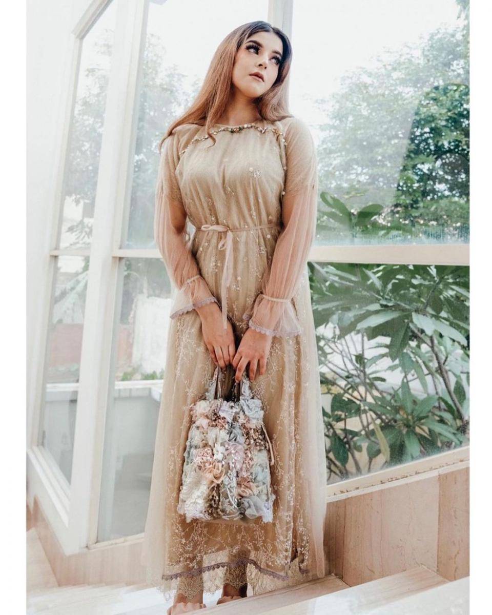 Dress midi brokat (instagram.com/tasyafarasya)