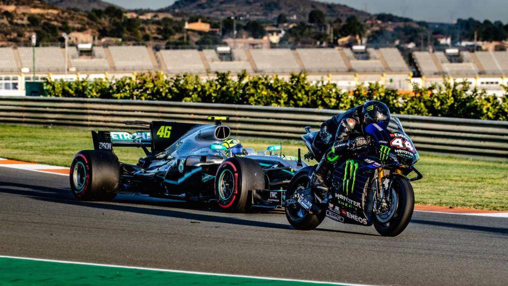 Valentino Rossi dan Lewis Hamilton (motogp.com)