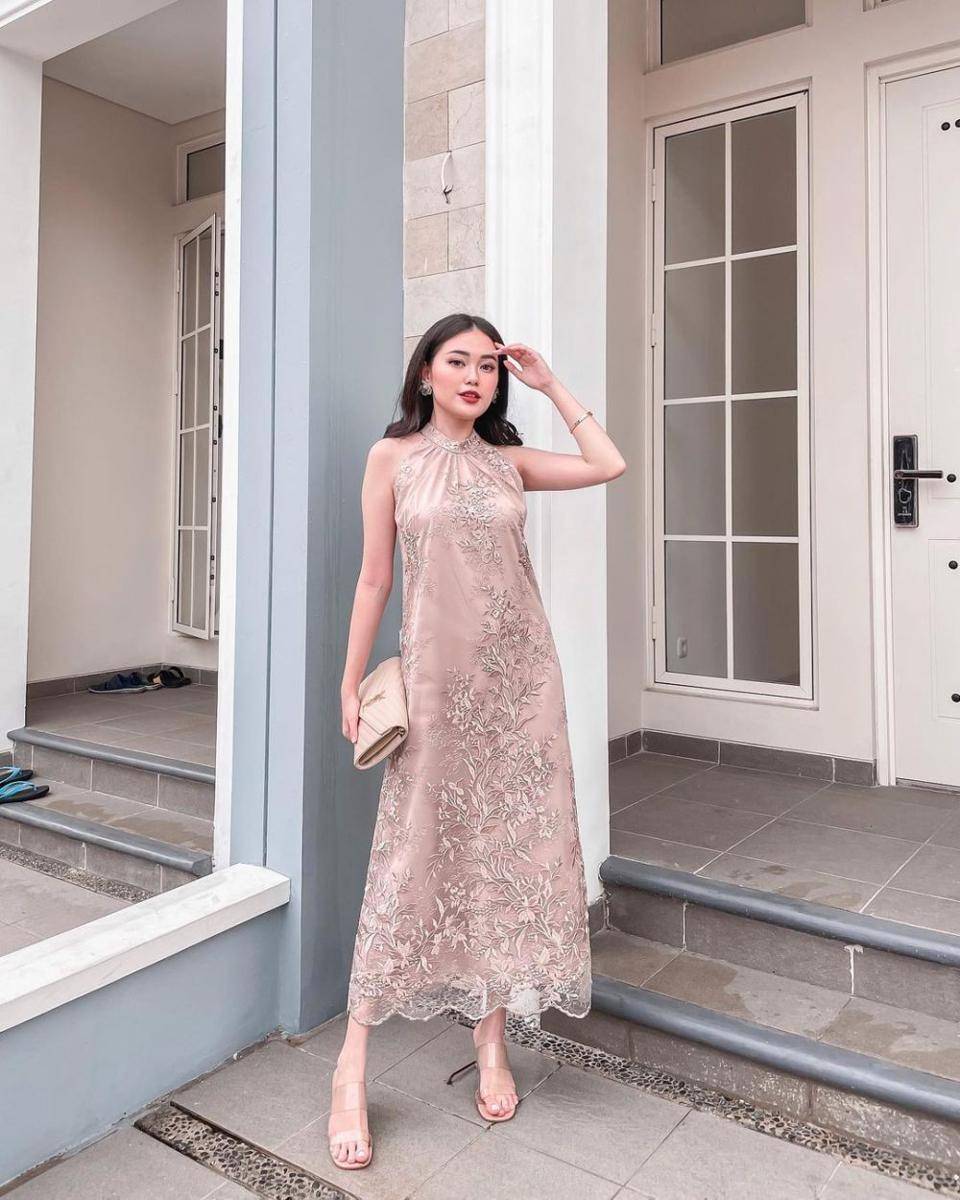 Dress midi brokat (instagram.com/vaniarahardja)