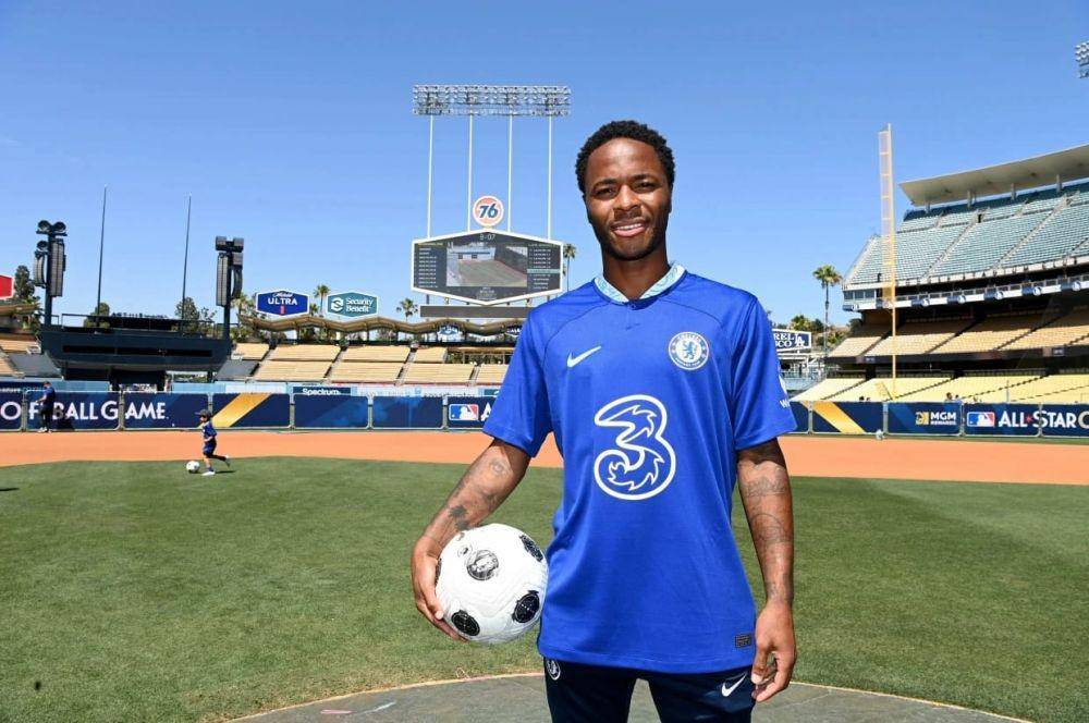 Potret Raheem Sterling menggunakan jersey Chelsea (thesun.co.uk)