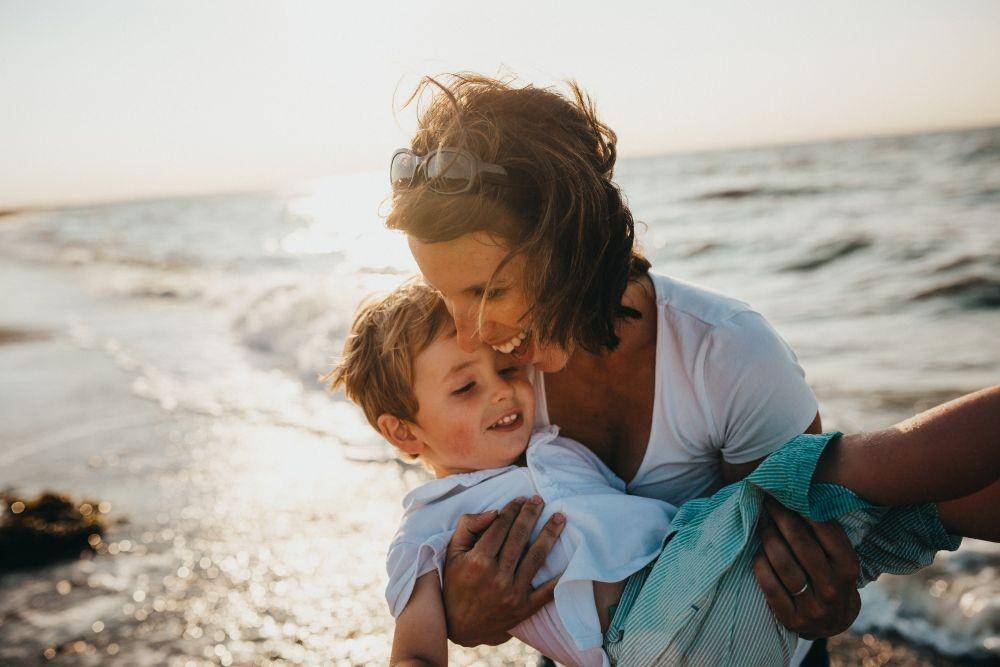 ilustrasi orang tua dan anak (unsplash.com/Xavier Mouton Photographie)