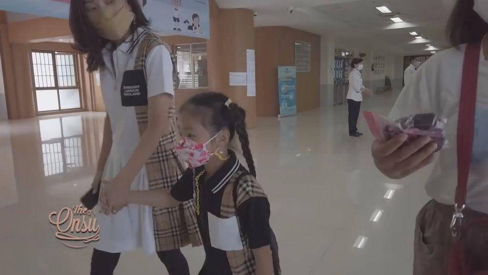 Sarwendah ikut belajar di sekolah Thania (youtube.com/theonsu)