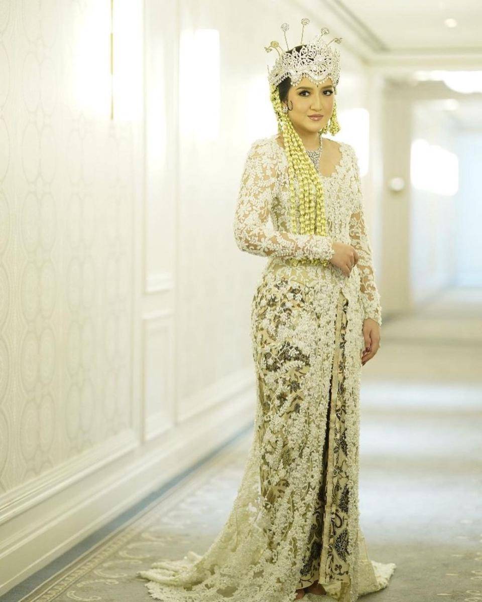 inspirasi kebaya ala Lace by ARTKEA (instagram.com/lacebyartkea)
