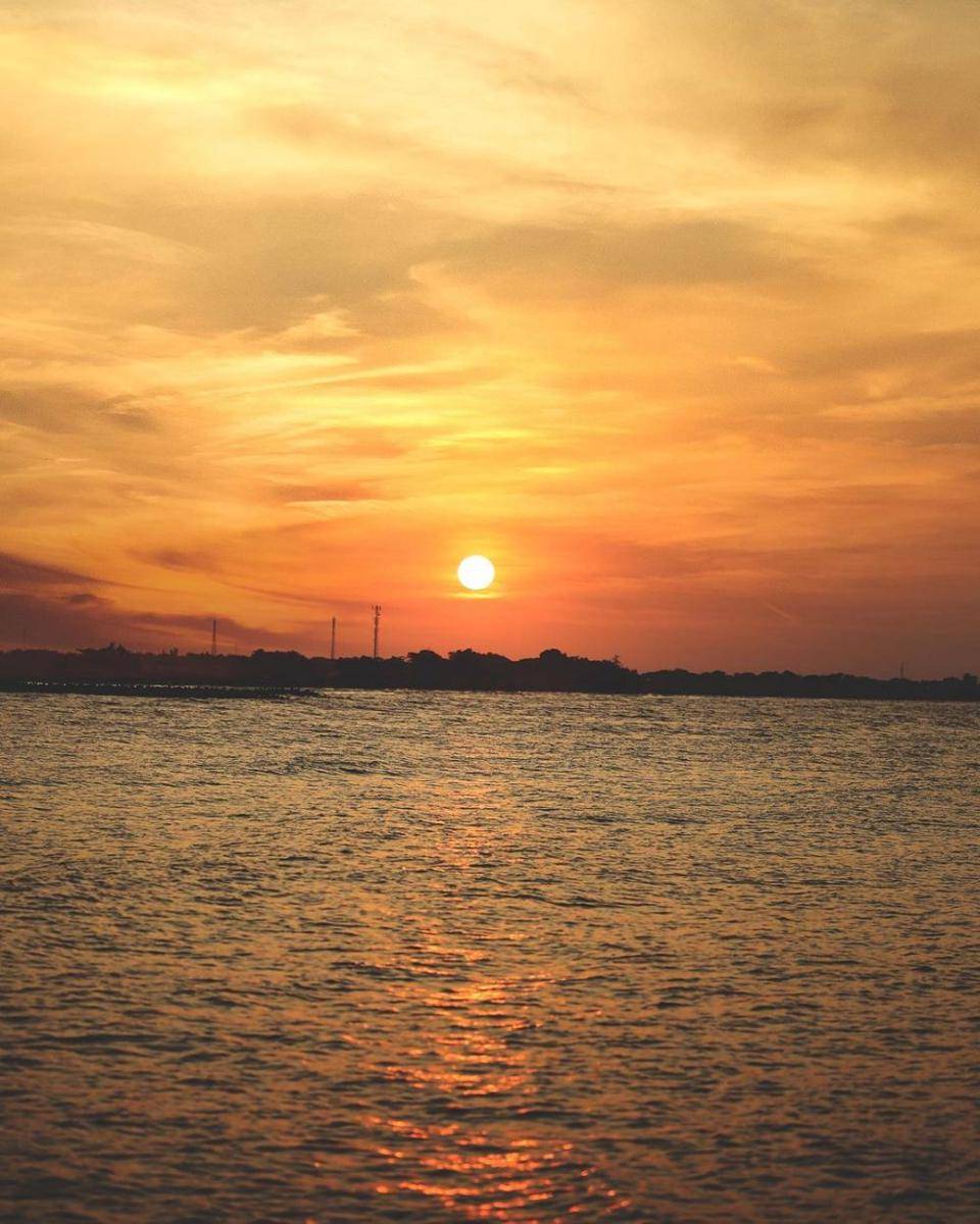 potret keindahan sunset di Pantai Dadap Indramayu (instagram.com/babangkun18)