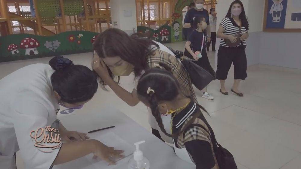Sarwendah ikut belajar di sekolah Thania (youtube.com/theonsu)