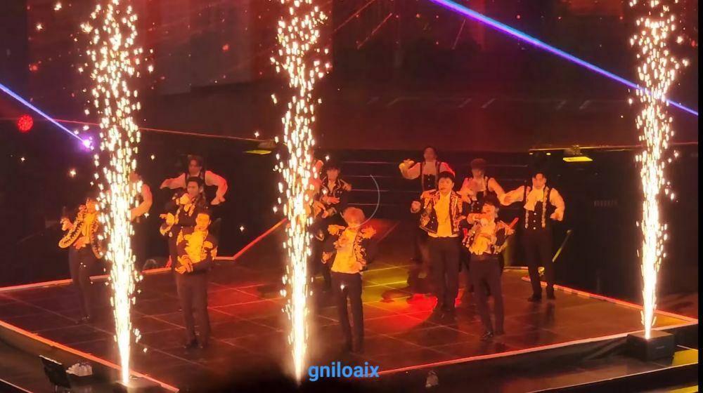 Potret performance Mr. Simple di Super Show 9 : Road Seoul (youtube.com/gniloaix)
