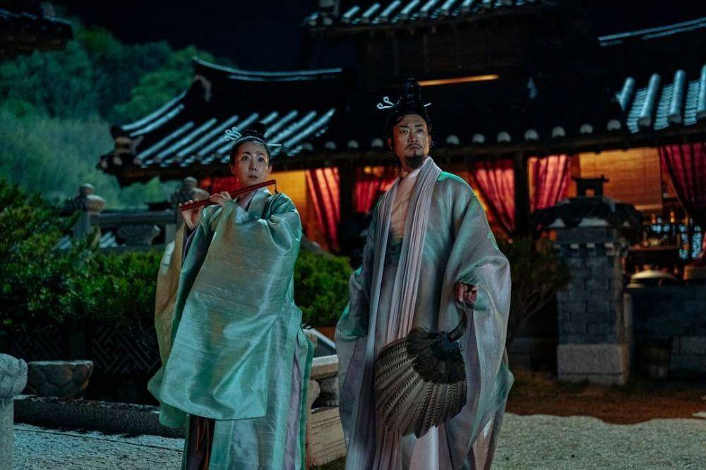 Yeom Jung Ah dan Jo Woo Jin di film Alienoid (instagram.com/cjenmovie)