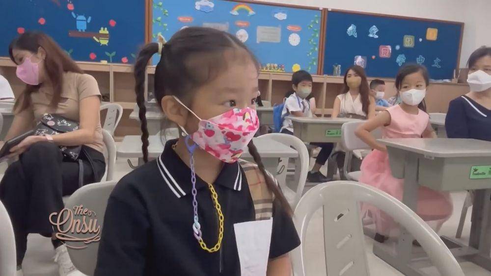 Sarwendah ikut belajar di sekolah Thania (youtube.com/theonsu)
