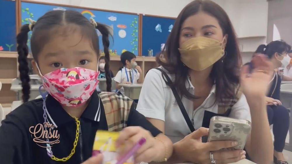 Sarwendah ikut belajar di sekolah Thania (youtube.com/theonsu)