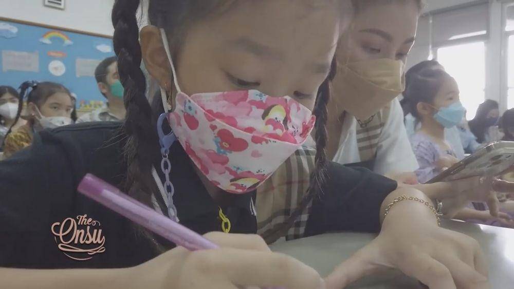 Sarwendah ikut belajar di sekolah Thania (youtube.com/theonsu)