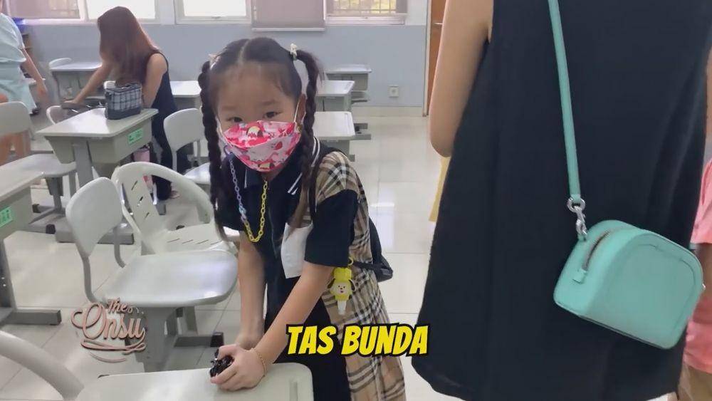 Sarwendah ikut belajar di sekolah Thania (youtube.com/theonsu)