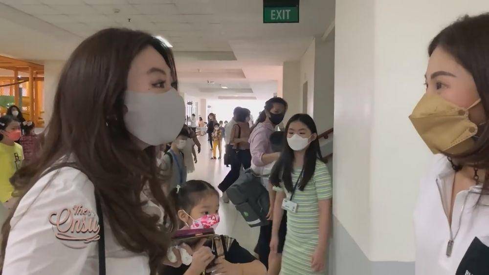 Sarwendah ikut belajar di sekolah Thania (youtube.com/theonsu)