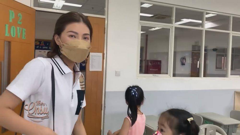 Sarwendah ikut belajar di sekolah Thania (youtube.com/theonsu)