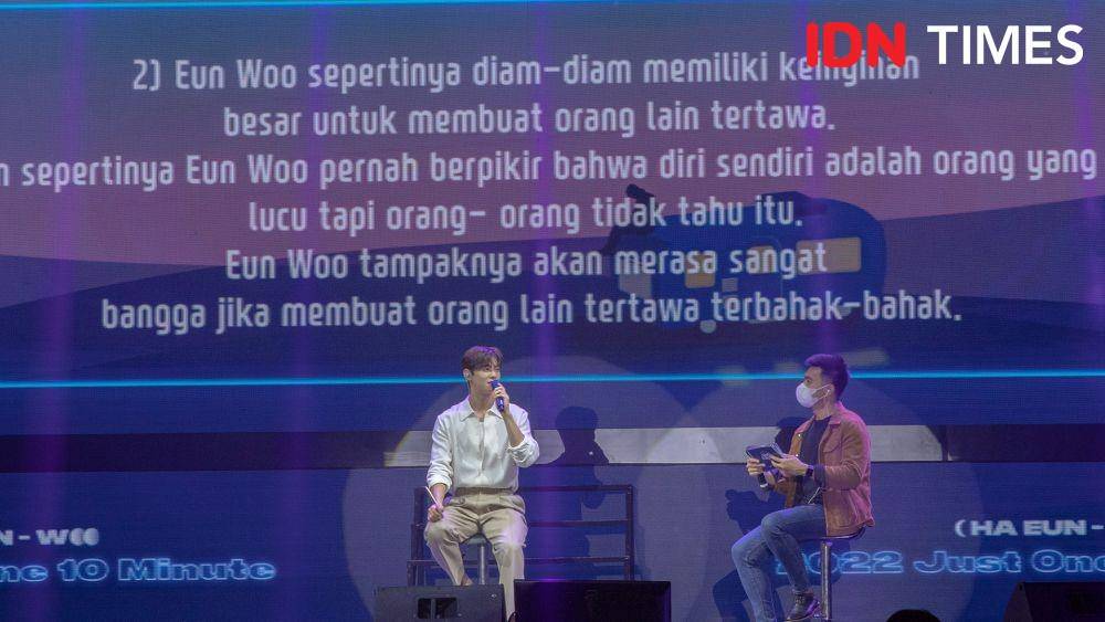 Cha Eun woo di Fan Meeting 2022 Just One 10 Minute [Starry Caravan] di Tenis Indoor Senayan, Jakarta, pada Sabtu (23/7/2022). (IDN Times/Alya Dwi Achyarini)