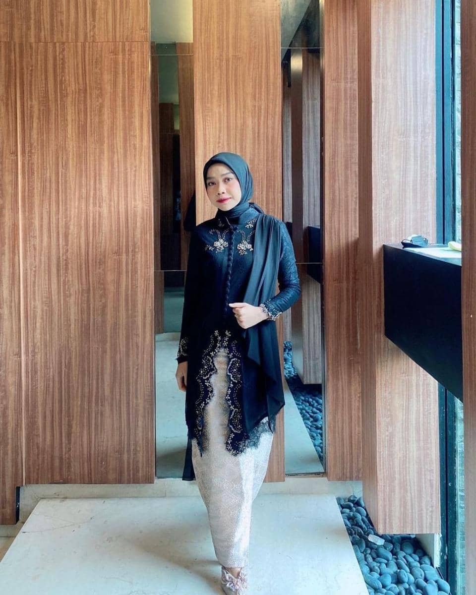 kebaya two tones (instagram.com/elsyandria)