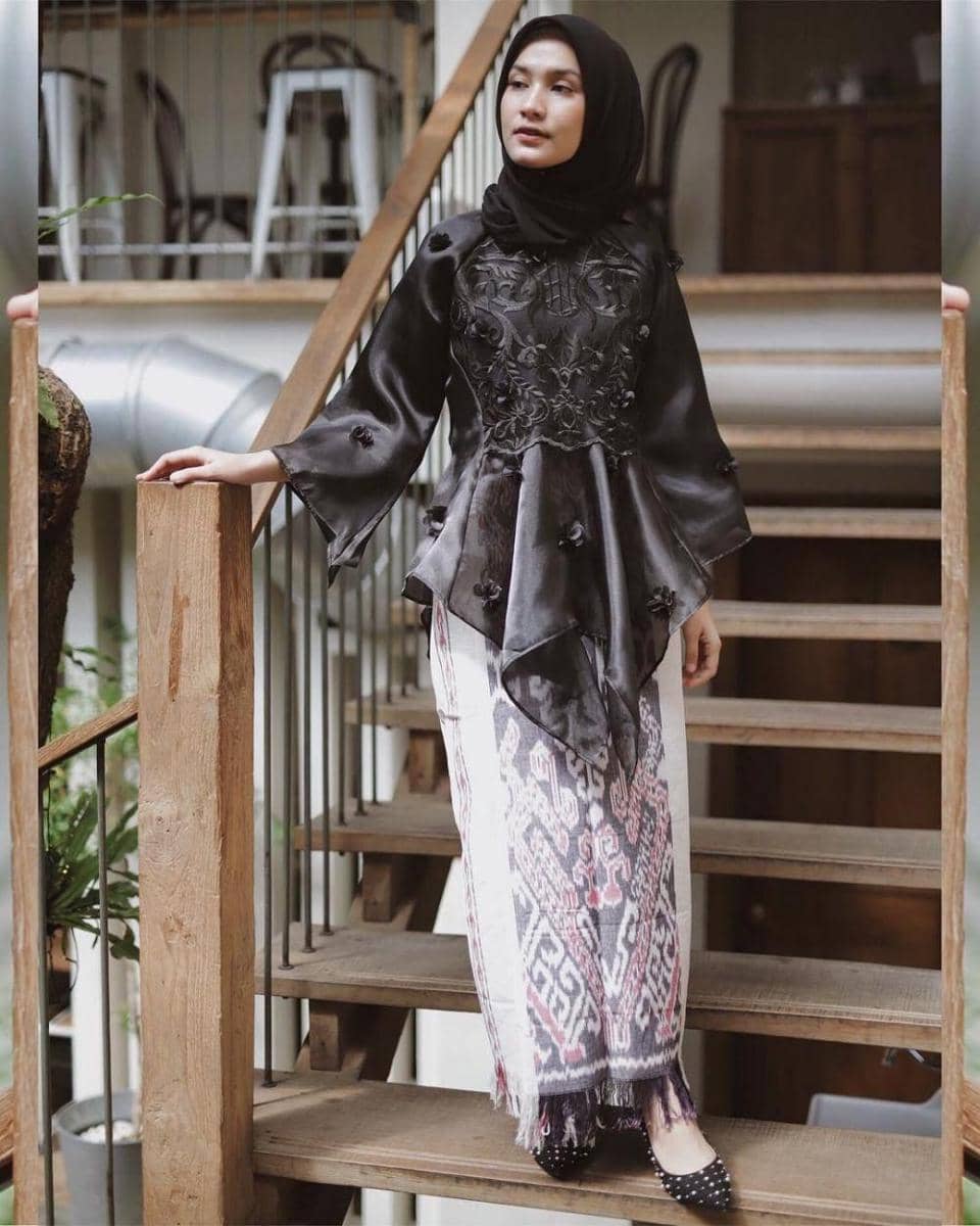 kebaya two tones (instagram.com/dwihandaanda)