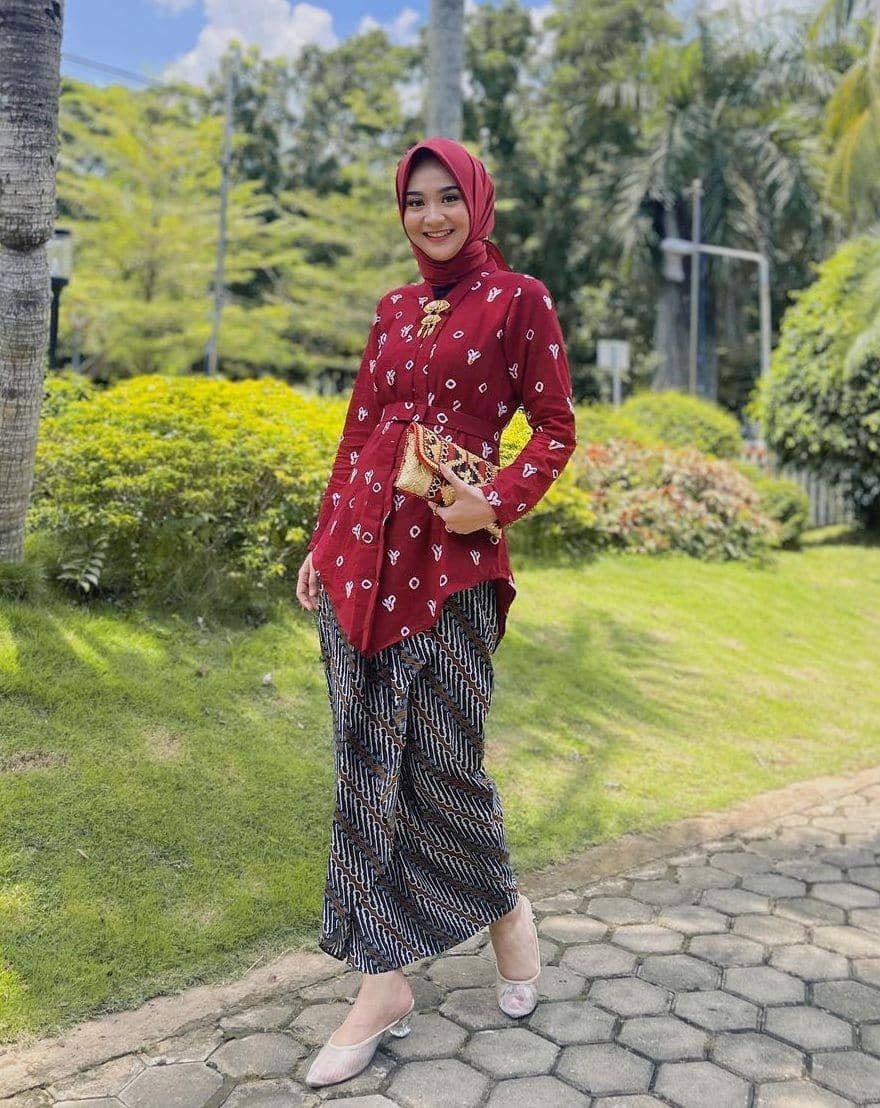kebaya two tones (instagram.com/dsyrhy)