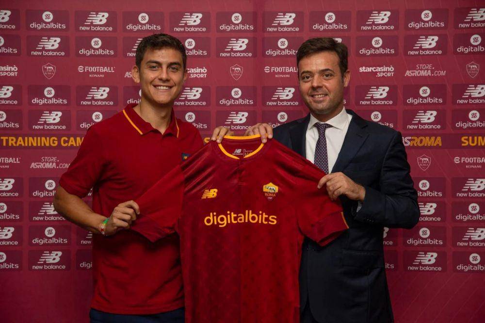 Paulo Dybala saat diperkenalkan sebagai penggawa baru AS Roma. (Dok. AS Roma)
