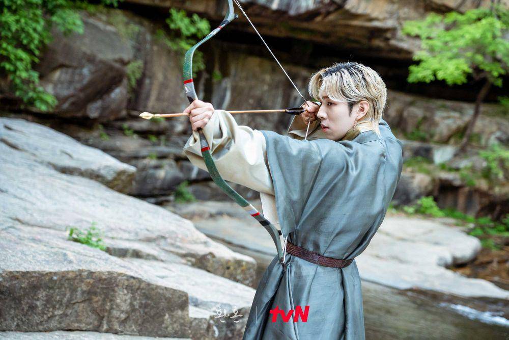 Yoo In Soo di Alchemy of Souls (program.tving.com)