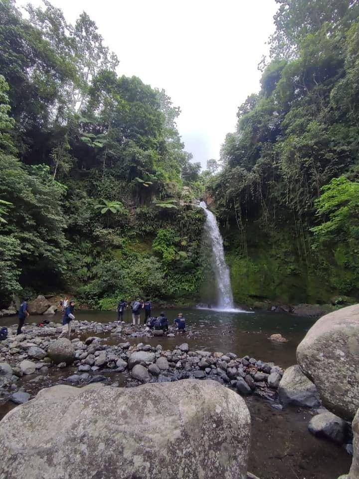 Air terjun di jalur pendakian Rinjani lewat Dusun Kumbi Desa Pakuan. (Dok. Prokopim Lobar)