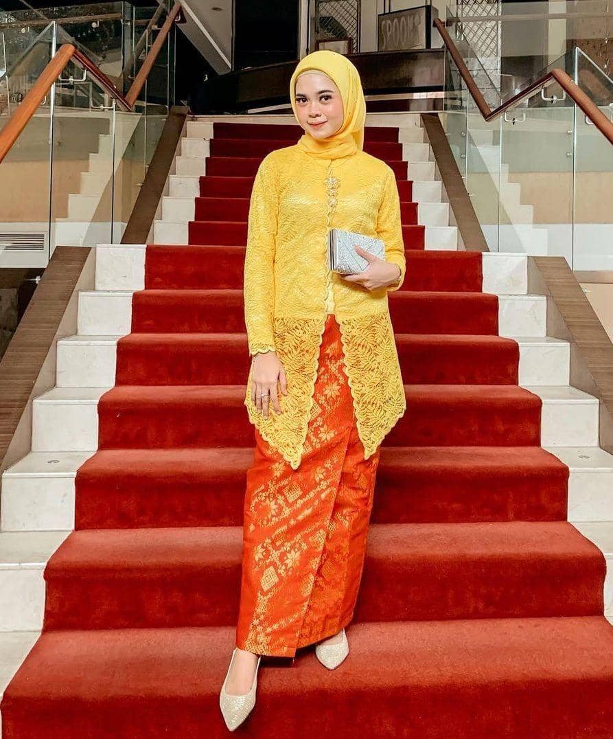 kebaya two tones (instagram.com/finnynst)