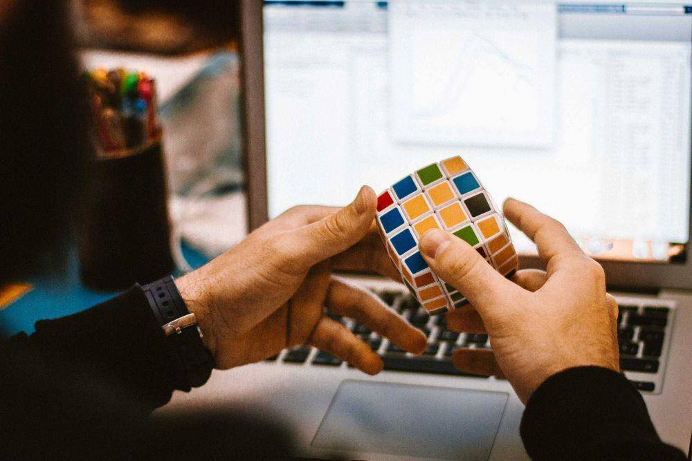 ilustrasi orang bermain rubik (pexels.com/Juan Pablo)