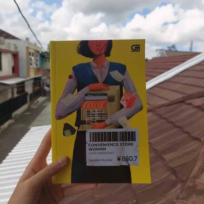 Convenience Store Woman (instagram.com/bookish.zeezee)