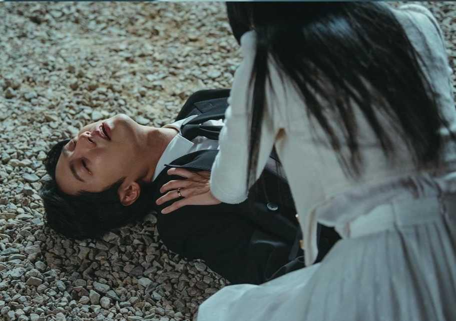 Seo Eun Pyeong saat melindungi Lee La El. (ig/tvn_drama)